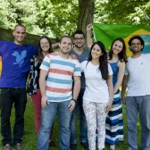 junge Menschen mit einer deutschen und einer brasilianischen Flagge