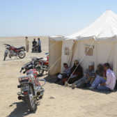 "Field School" im Wüstensand: DAAD-Langzeitdozentin Cornelia Römer (Mitte) mit ihrem Team