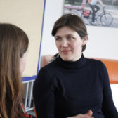 Katja Urbatsch im Gespräch mit einer jungen Frau